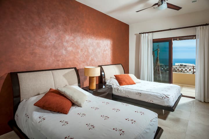 ¡Habitación #1, 2 camas tamaño queen, baño privado completo!