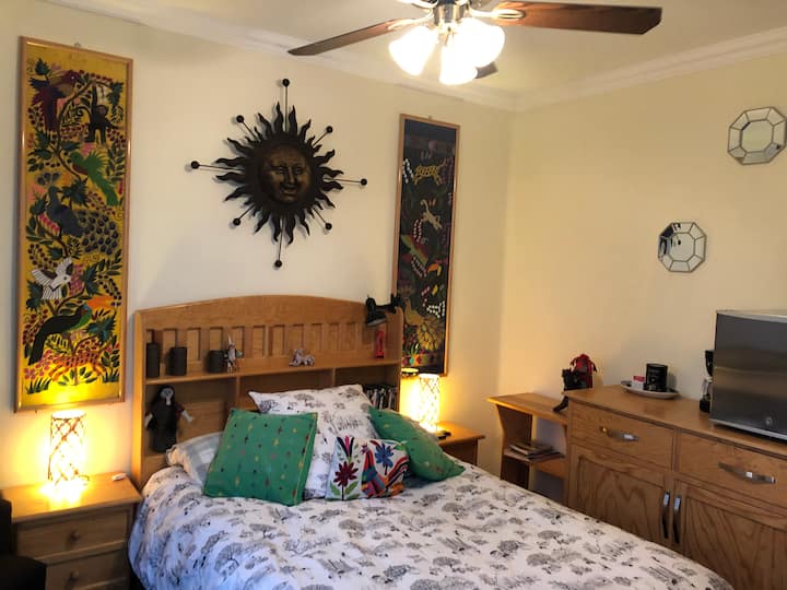 Chumba cha kujitegemea chenye starehe na kitanda cha watu wawili, shabiki wa dari, TV, dawati, baa ya friji na kahawa na kituo cha chai. Bafu la kujitegemea na ufikiaji wa moja kwa moja wa mtaro mkubwa. Aidha, utaweza kutumia maeneo yote ya pamoja ya nyumba: jiko, sebule na chumba cha kulia. 