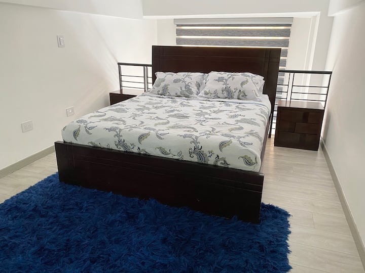 Голяма спалня с двойно легло queen size, за да си починете удобно