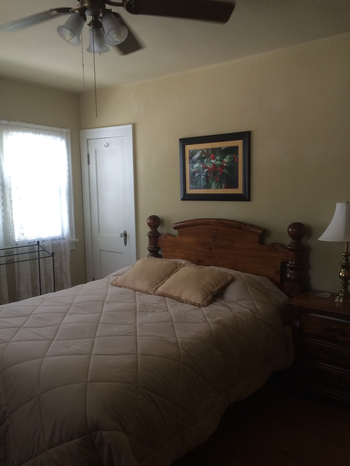 นอนหลับฝันดีในเตียงควีนไซส์บนหมอนแสนสบายนี้...