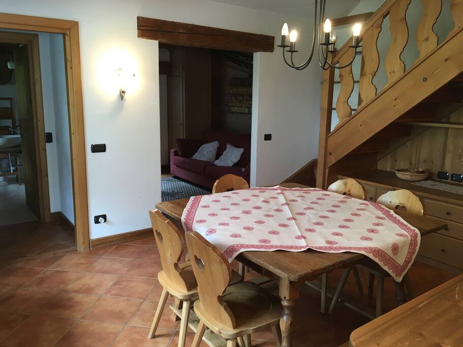 Sala da pranzo, salottino e scala accesso zona notte