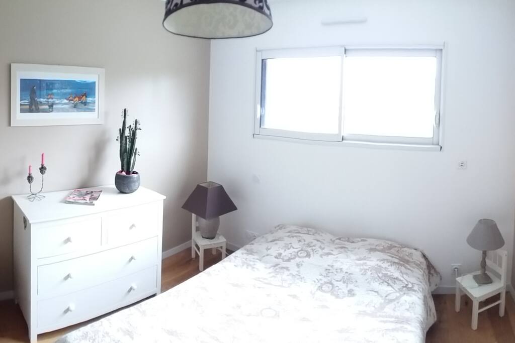 Chambre, commode, placard - lumineuse