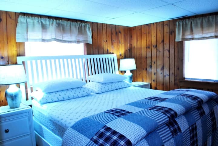 Დიდი საძინებელი ტელევიზორით, კონდიციონერითა და ვენტილატორით