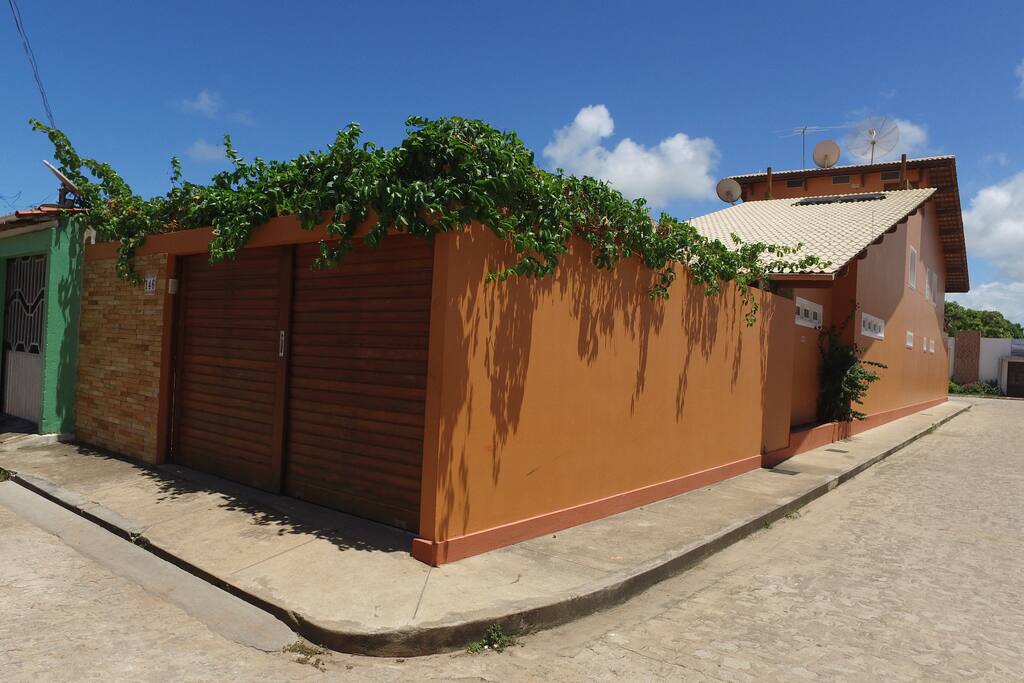 Lateral e entrada da garagem
