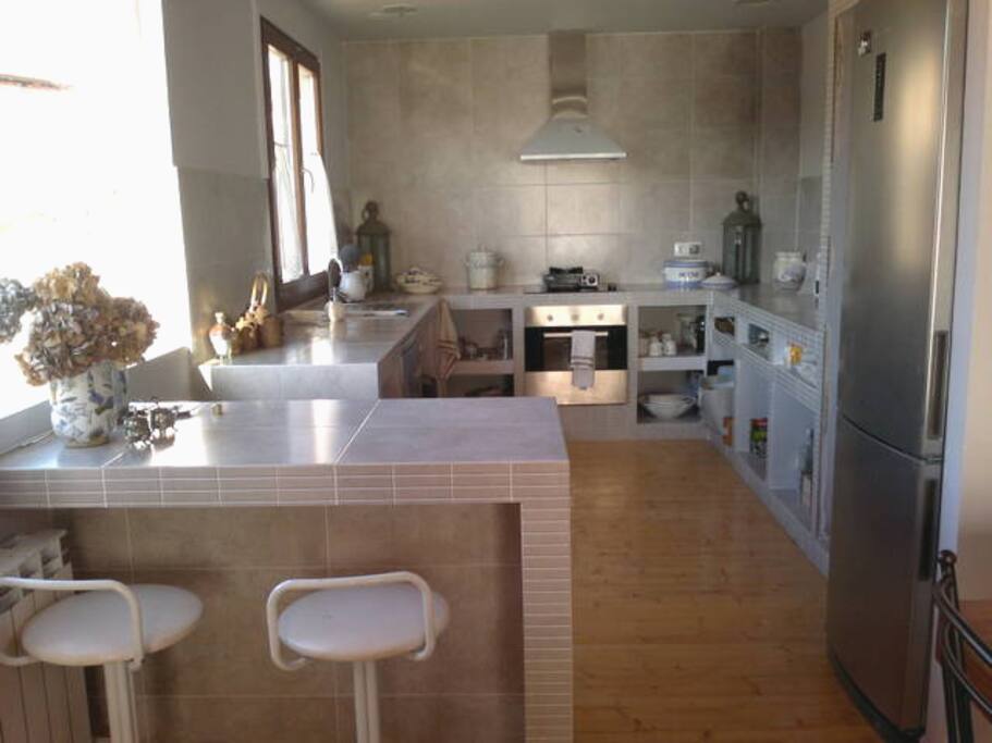 Cocina con vistas al antuguo lavadero de valdeavellano y la sierra cebollera.