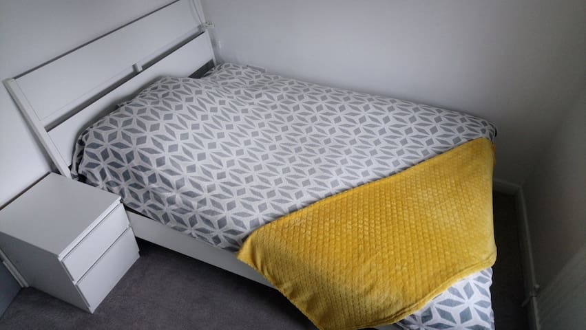 Double bedroom - close to Meadowhall, M1, FlyDSA