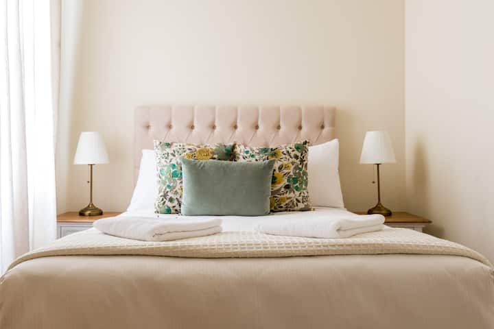 חדר שינה שני ביחידה למטה כולל מיטה זוגית מפוארת וארון בגדים לאחסון החפצים שלכם.