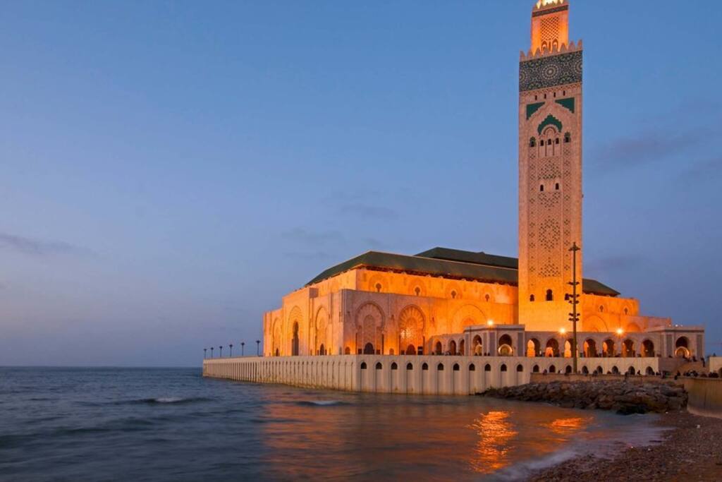 La grande mosquée Hassan 2, fondée en front de la mer atlantique est un chef d'œuvre de l'architecture Arabo- musulmane. 1,2 km