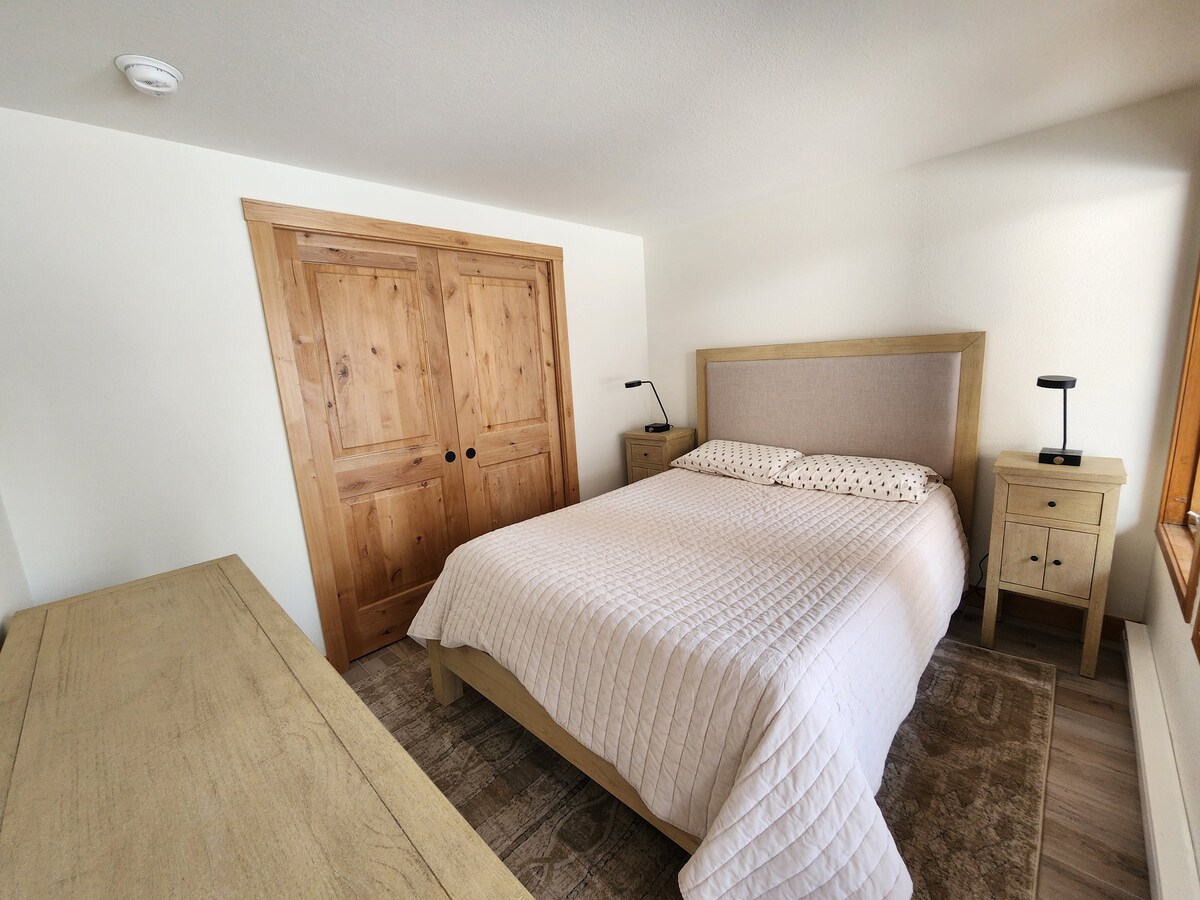 ห้องนอนส่วนตัวพร้อมเตียงควีนไซส์