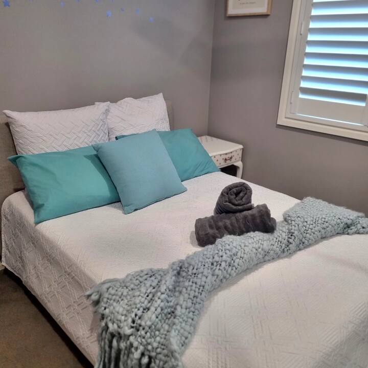 Cama doble con mucho espacio de almacenamiento.