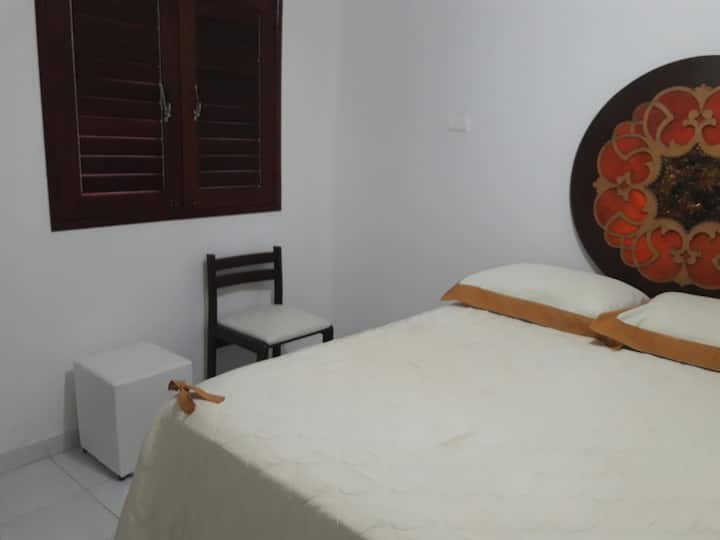 Një nga suitat, në katin e parë,me një krevat dopio "queen" me hapësirë të bollshme.