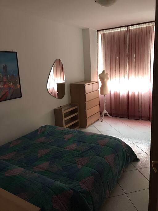 Ampia camera matrimoniale con spazio per poter mettere un lettino/culla per bambini fino a 2 anni.