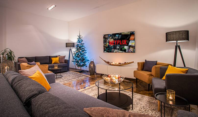 6BR 4,5bath Golden Old Town BBQ & Castle V!EWS gallery image 4