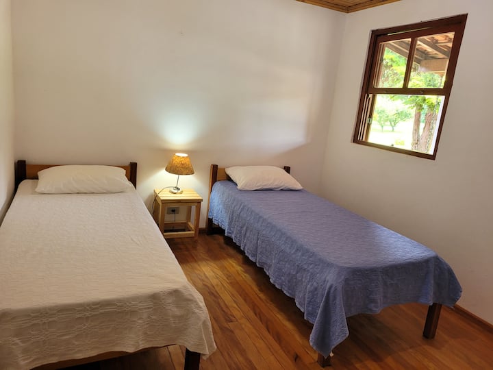 غرفة 02 تضم سرير فردي