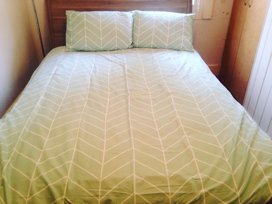 Guest bedroom with Queen bed,