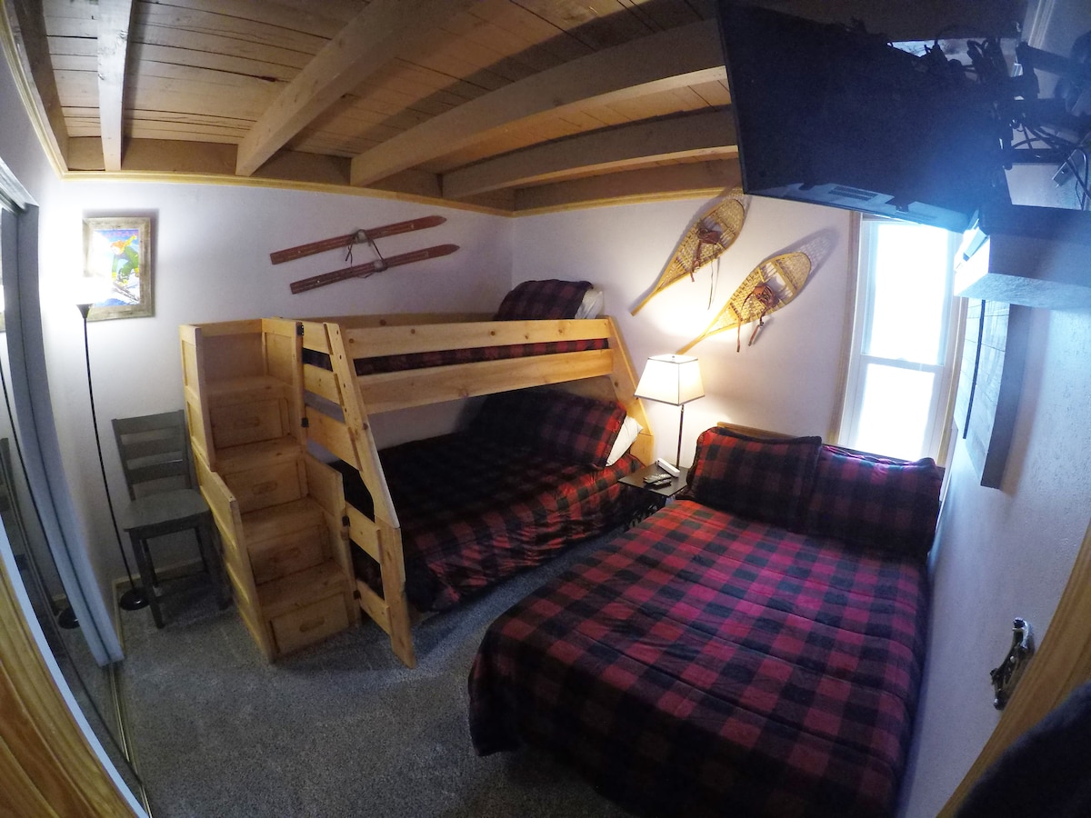 De tweede slaapkamer heeft twee grote bedden en een eenpersoonsbed. Het heeft ook een smart-tv met kabel en een blu-ray-speler. In de kast vind je een pack-and-play, kinderboeken en speelgoed, een strijkijzer, strijkplank en een extra ventilator. 