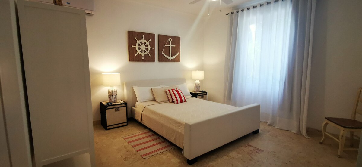 تتميز غرفة النوم الثانية التي تحتوي على حمام داخلي بسرير بحجم كبير.