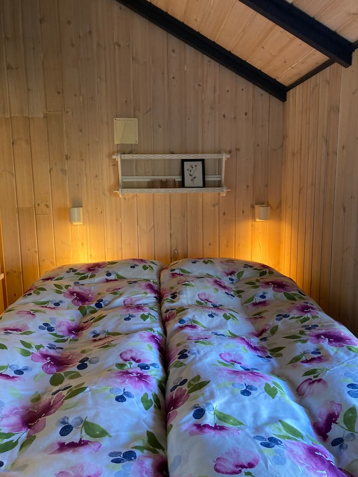 חדר שינה עם שלושה מיטות קוורץ.