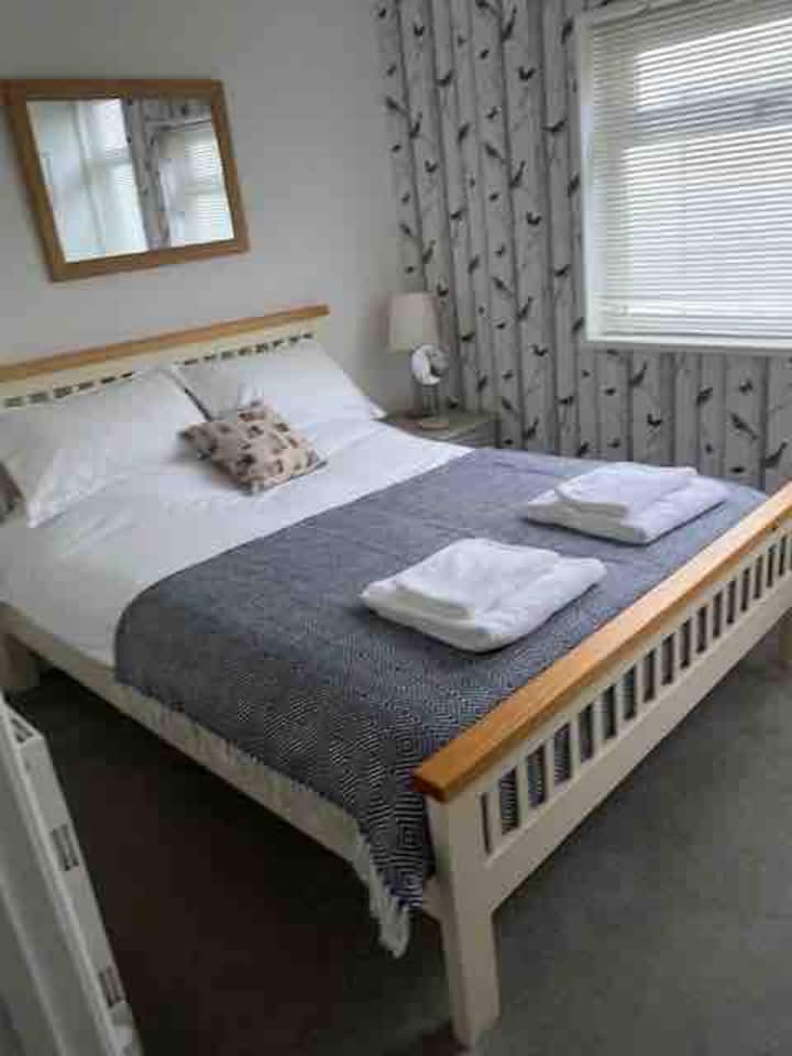 卧室1 ；加大双人床