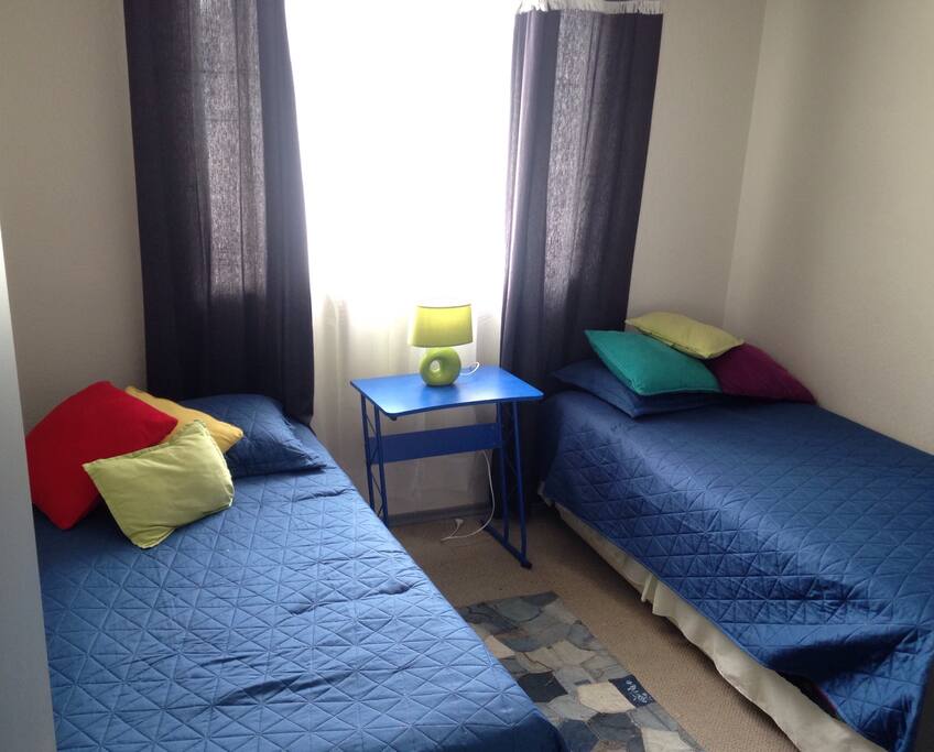 Habitación con clóset, cada cama es de 1 plaza.