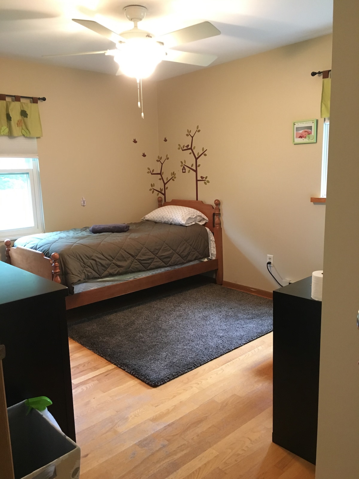 Slaapkamer met twee eenpersoonsbedden.