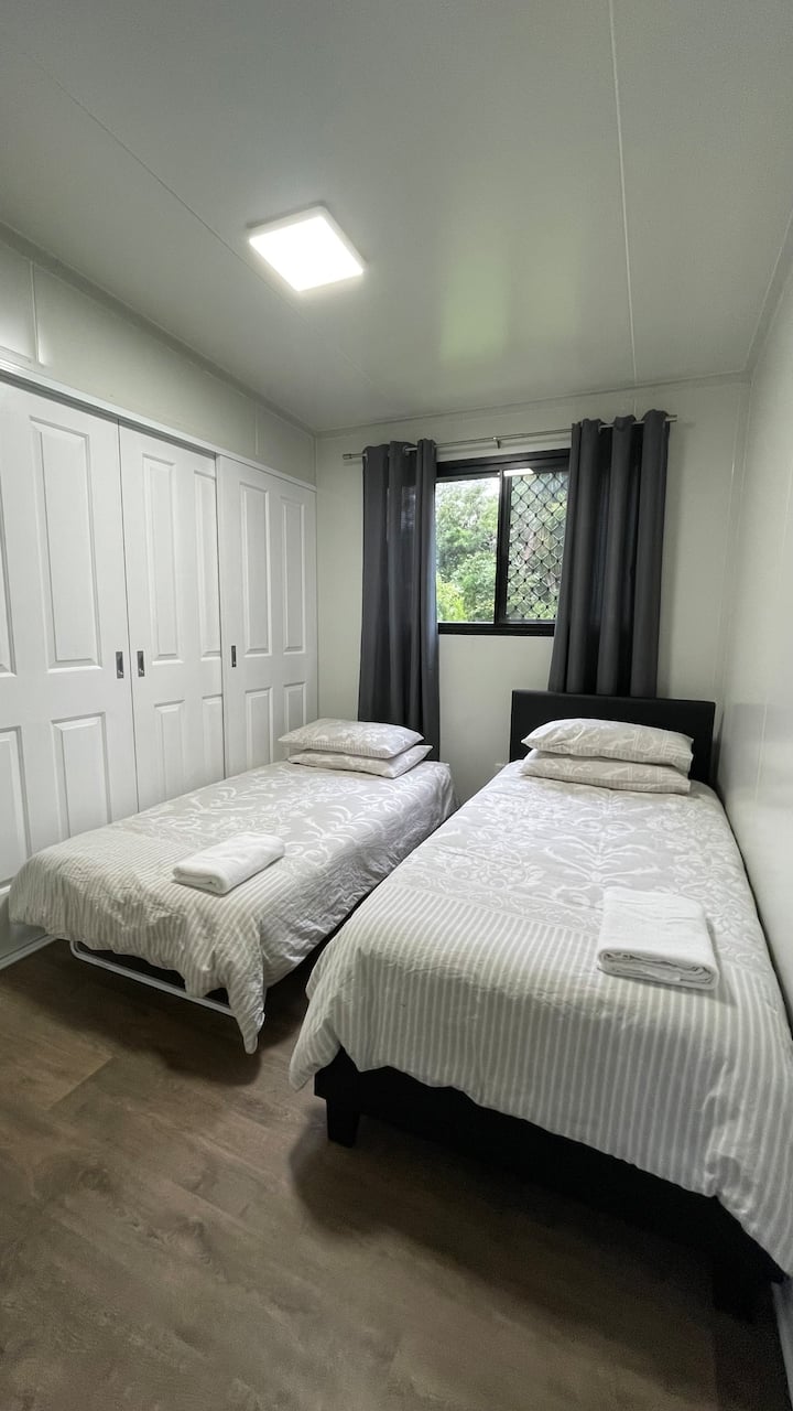 Táto spálňa sa nachádza v babičkinom byte v zadnej časti objektu. Jednolôžko a skladanie jednolôžka