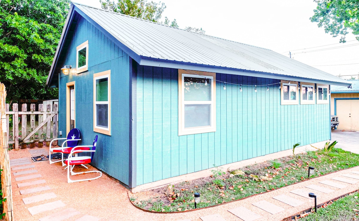 Bright & Cheery Casita Perfect for Visiting Family