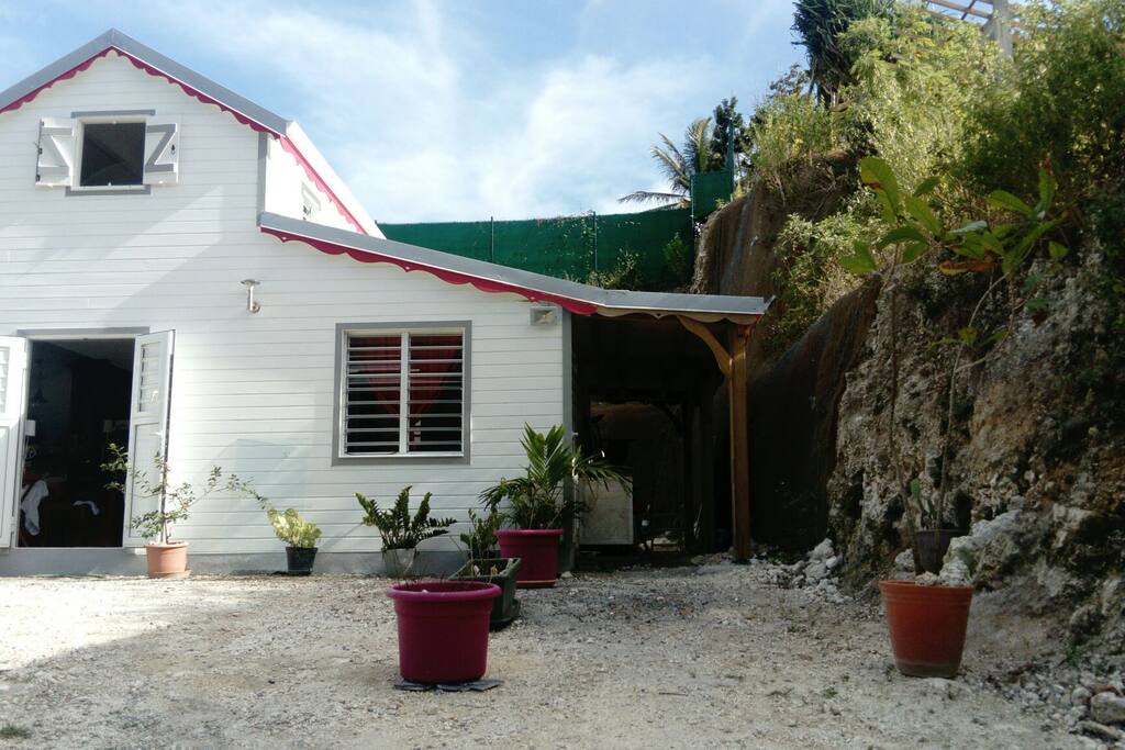 Jolie case créole ! Votre studio est mitoyen à notre maison.