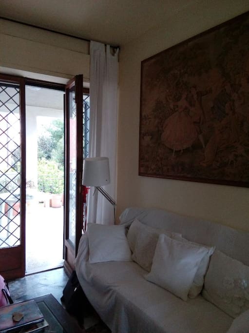 zona giorno porta-finestra sulla veranda