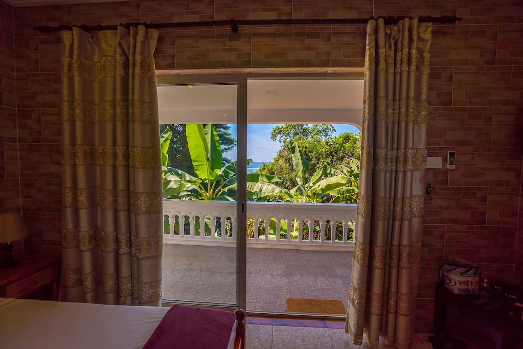 View of nature and the ocean from the bedroom