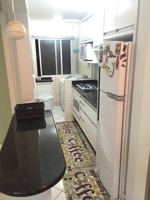 Cozinha completa, fogão cooktop, forno elétrico, microondas. Lavanderia com maq de lavar.