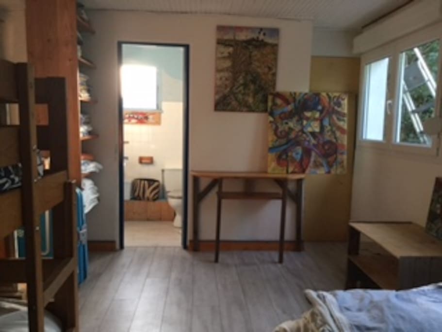 L'entree de la salle de bain, attenante a la chambre 1