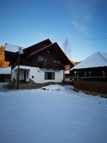 Lac Cu Plaja La Munte