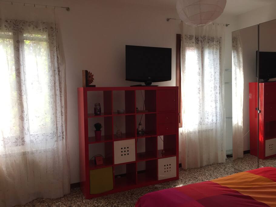 Camera da letto con tv / Bedroom with television