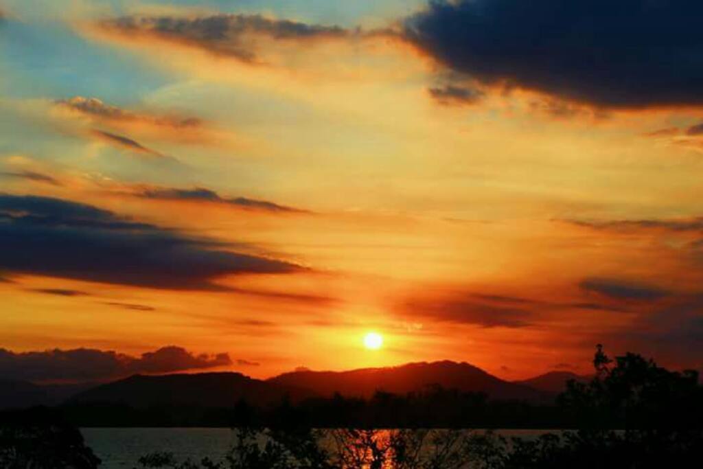 Pôr do sol na lagoa de Ibiraquera, na porta de Villa Josefa.