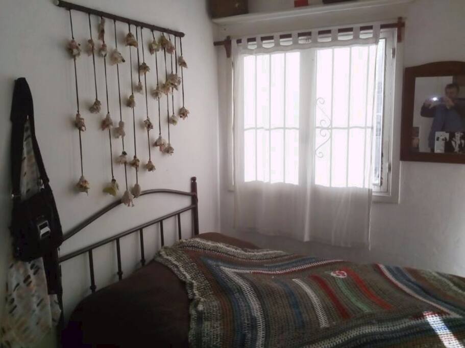 dormitorio cama doble con balcon a la calle
