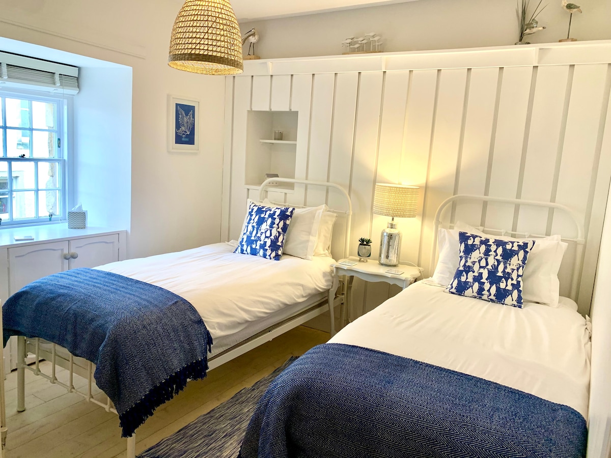 Twin beds with memory foam mattress. 
Lovely view onto the quiet Wynd . 