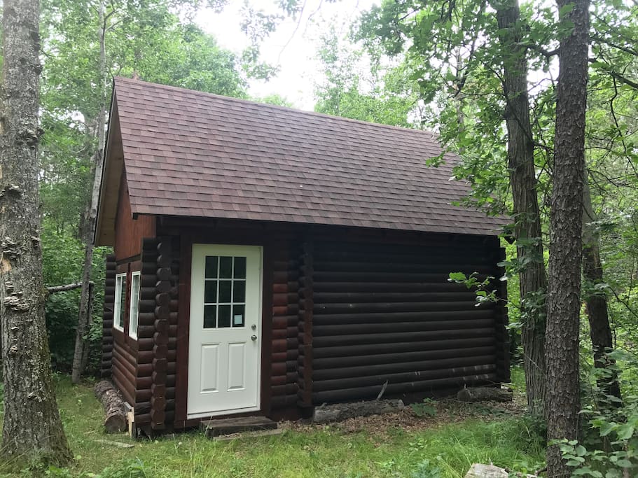 Spend the weekend or a couple of nights or longer in this recently updated log cabin. Situated back in the woods. Ideal location for that romantic getaway or to experience the outdoors while sleeping in this beautiful log cabin.