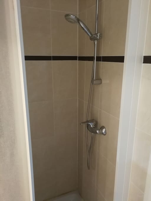 Salle de douche attenante