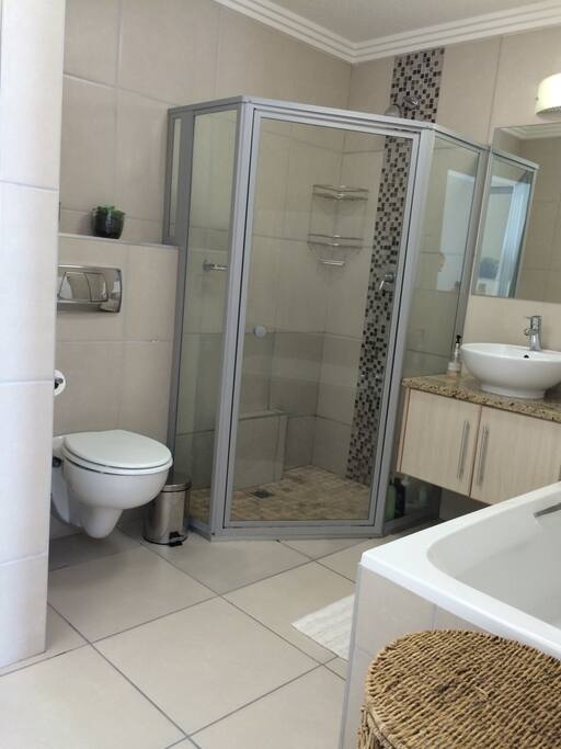 Full ensuite bathroom