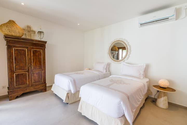 Air conditioned bedroom with ensuite shower bathroom