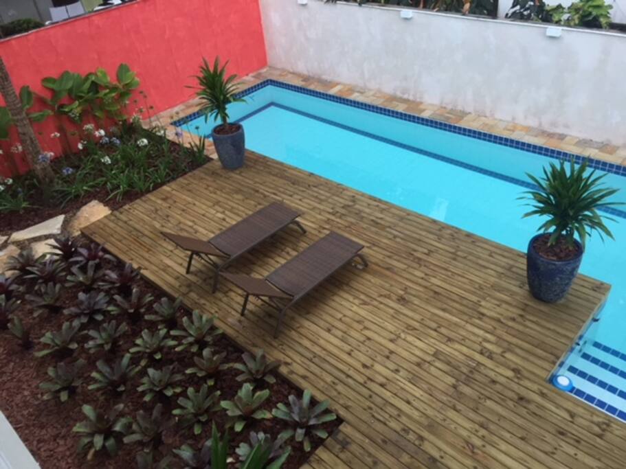 Piscina e jardim exclusivos da casa