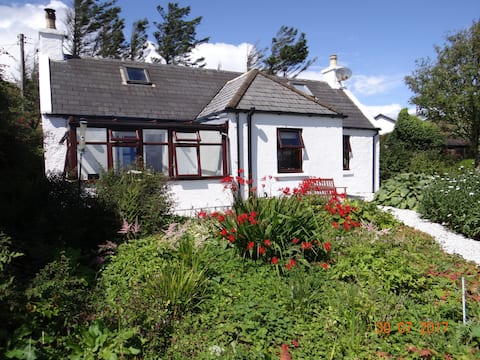 Cosy cottage in stunning coastal village on Skye