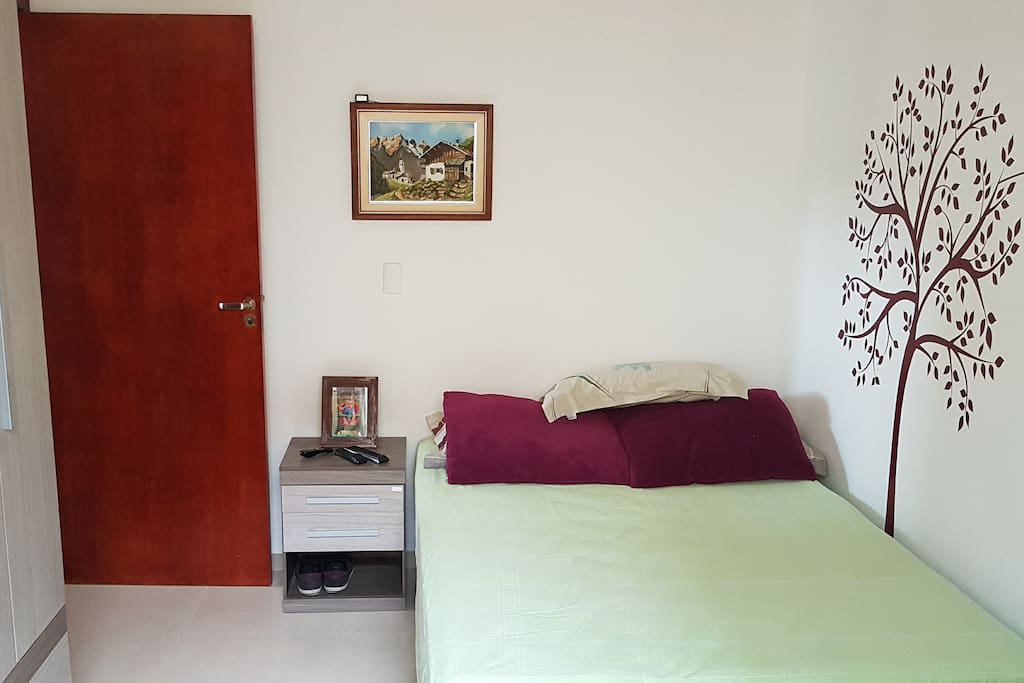 O quarto. Cama deliciosa, um armário, uma cômoda e TV. Muito conforto para sua estadia.