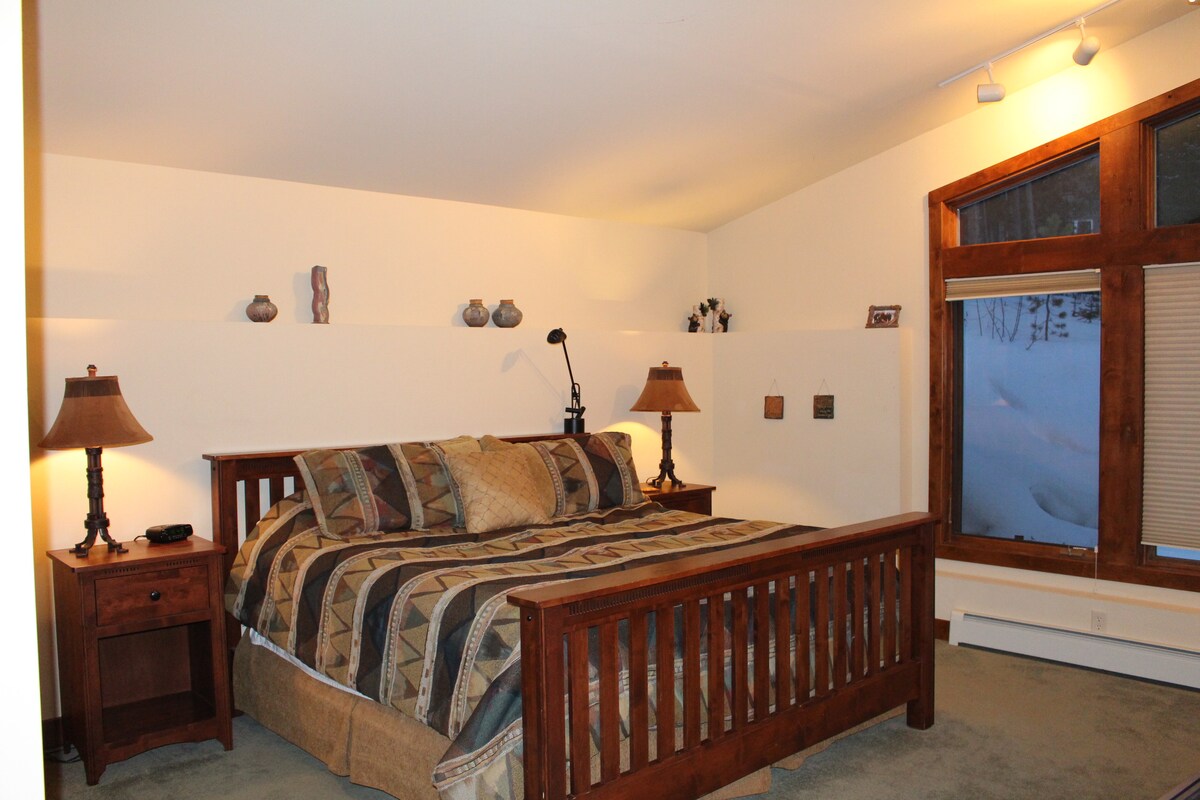 Dormitorio principal de la planta principal con una vista de varias ventanas