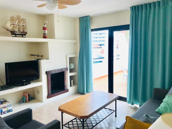 Mwonekano wa sebule kwenye mtaro ulio na jiko la nyama choma