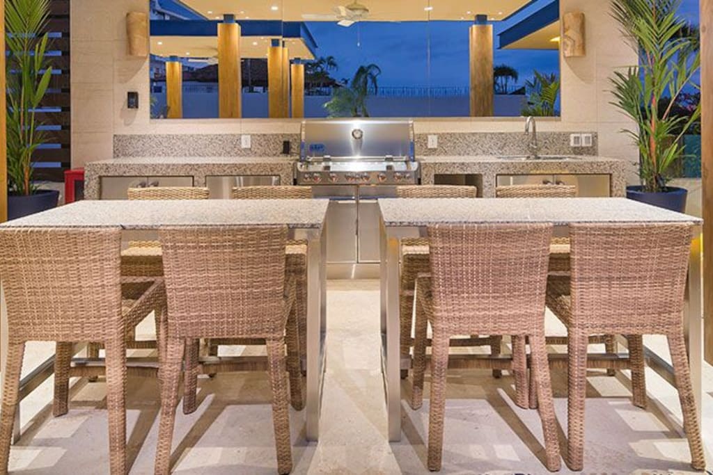 The commun area with ocean views ,grill , restrooms, table chairs and showers