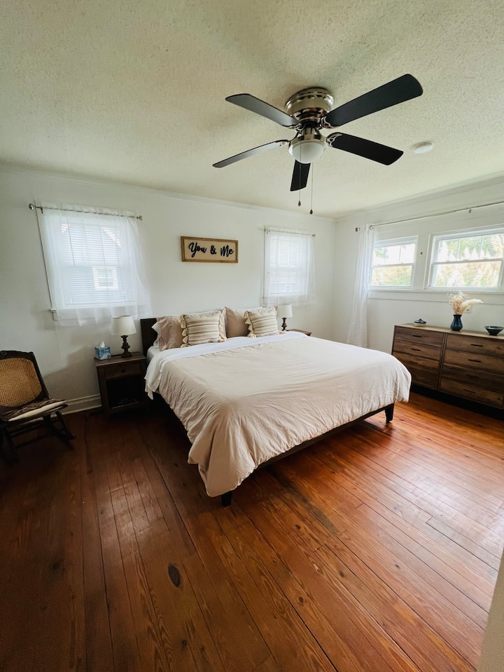 Chumba kikubwa cha kulala karibu na bafu na kitanda cha ukubwa wa mfalme na nafasi kubwa ya kabati. Inaangalia bwawa. Mwanga mzuri wa asili siku nzima. 