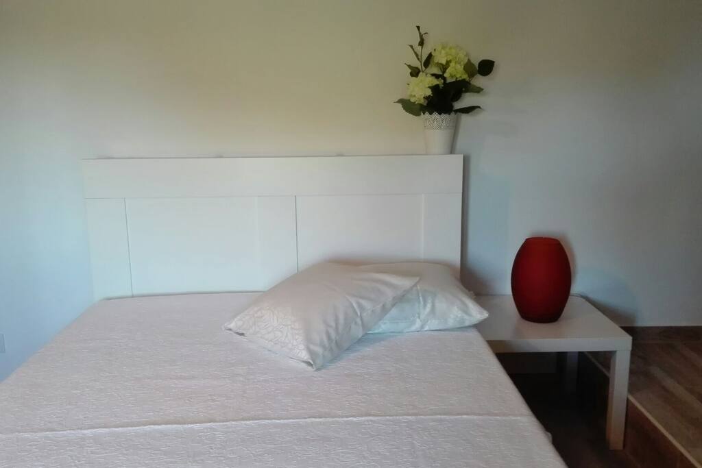 Mesmo quarto. Outra decoração. Cama com 2 metros de comprimento.
