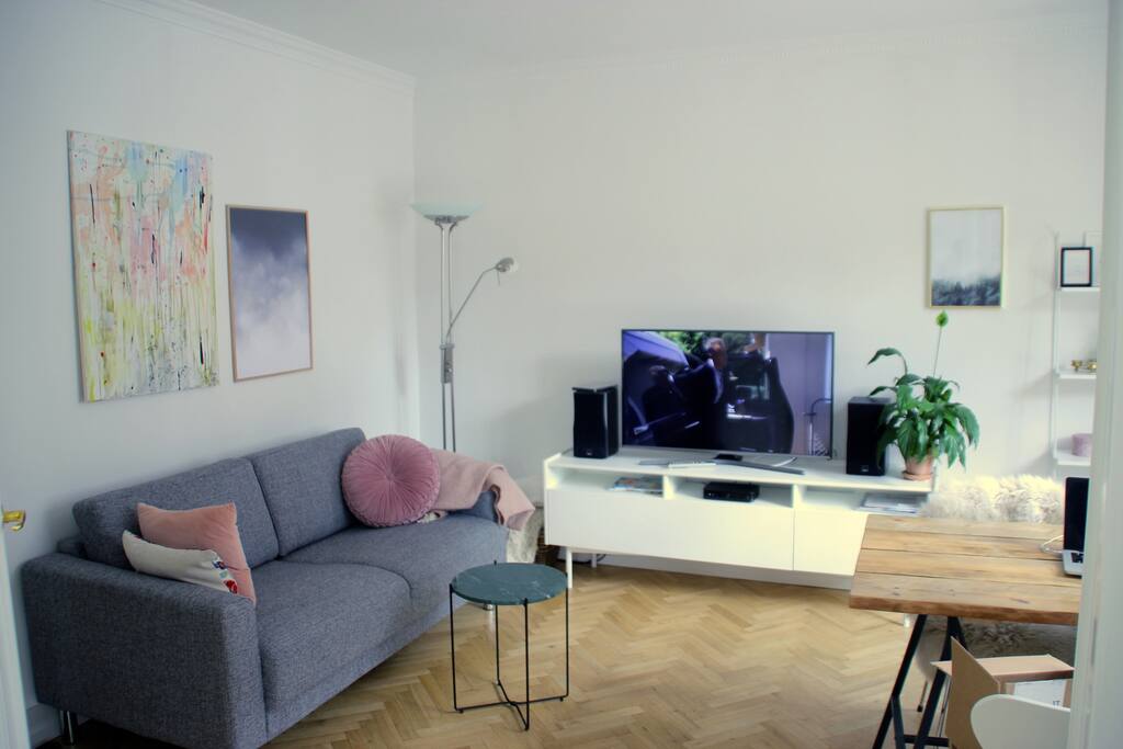 Living room w couch (big enough for a child to sleep on)